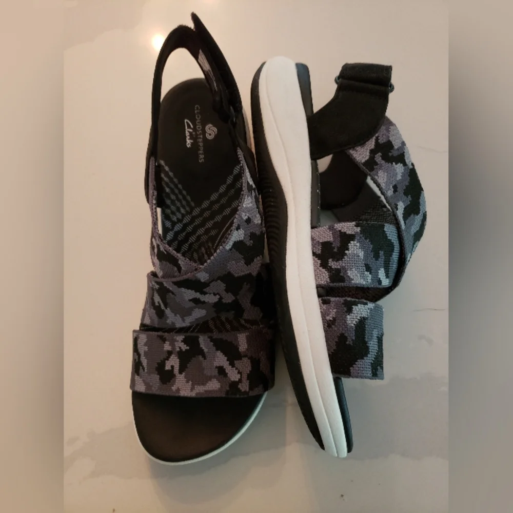 Clarks Cloudsteppers Sandals, Size 9m, not used, Camo Straps - Picture 8 of 11